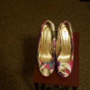 High heel shoes with toe cut out.